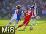 12.08.2025, Fussball Bundesliga 2025/2026, Freundschaftsspiel, Grasshopper Club Zrich - FC Bayern Mnchen - im Stadion am Letzigrund, Zrich (Schweiz). v.l. Matteo Mantini (Grasshopper Club Zrich) gegen Felipe Chavez (Bayern Mnchen) 