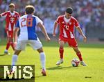 12.08.2025, Fussball Bundesliga 2025/2026, Freundschaftsspiel, Grasshopper Club Zrich - FC Bayern Mnchen - im Stadion am Letzigrund, Zrich (Schweiz). v.l. Simone Stroscio (Grasshopper Club Zrich) gegen Felipe Chavez (Bayern Mnchen) 