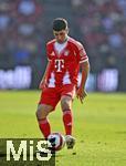 12.08.2025, Fussball Bundesliga 2025/2026, Freundschaftsspiel, Grasshopper Club Zrich - FC Bayern Mnchen - im Stadion am Letzigrund, Zrich (Schweiz). Felipe Chavez (Bayern Mnchen) am Ball.