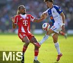 12.08.2025, Fussball Bundesliga 2025/2026, Freundschaftsspiel, Grasshopper Club Zrich - FC Bayern Mnchen - im Stadion am Letzigrund, Zrich (Schweiz). v.l. Sacha Boey (FC Bayern Mnchen) gegen Simone Stroscio (Grasshopper Club Zrich) 