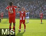 12.08.2025, Fussball Bundesliga 2025/2026, Freundschaftsspiel, Grasshopper Club Zrich - FC Bayern Mnchen - im Stadion am Letzigrund, Zrich (Schweiz). v.l. Jonah Kusi-Asare (Bayern Mnchen) und  Lennart Karl (FC Bayern Mnchen) jubeln.