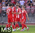 12.08.2025, Fussball Bundesliga 2025/2026, Freundschaftsspiel, Grasshopper Club Zrich - FC Bayern Mnchen - im Stadion am Letzigrund, Zrich (Schweiz). Lennart Karl (re, Bayern Mnchen) jubelt.