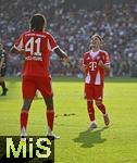 12.08.2025, Fussball Bundesliga 2025/2026, Freundschaftsspiel, Grasshopper Club Zrich - FC Bayern Mnchen - im Stadion am Letzigrund, Zrich (Schweiz). v.l. Jonah Kusi-Asare (Bayern Mnchen) und  Lennart Karl (FC Bayern Mnchen) jubeln.