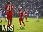 12.08.2025, Fussball Bundesliga 2025/2026, Freundschaftsspiel, Grasshopper Club Zrich - FC Bayern Mnchen - im Stadion am Letzigrund, Zrich (Schweiz). v.l. Jonah Kusi-Asare (Bayern Mnchen) und  Lennart Karl (FC Bayern Mnchen) jubeln.
