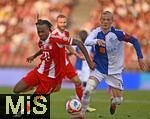 12.08.2025, Fussball Bundesliga 2025/2026, Freundschaftsspiel, Grasshopper Club Zrich - FC Bayern Mnchen - im Stadion am Letzigrund, Zrich (Schweiz). Jonah Kusi-Asare (Bayern Mnchen) gegen Saulo Decarli (Grasshopper Club Zrich) 