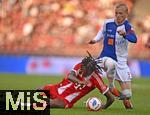 12.08.2025, Fussball Bundesliga 2025/2026, Freundschaftsspiel, Grasshopper Club Zrich - FC Bayern Mnchen - im Stadion am Letzigrund, Zrich (Schweiz). Jonah Kusi-Asare (Bayern Mnchen) fllt zu Boden.