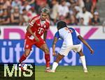 12.08.2025, Fussball Bundesliga 2025/2026, Freundschaftsspiel, Grasshopper Club Zrich - FC Bayern Mnchen - im Stadion am Letzigrund, Zrich (Schweiz). v.l. Luis Diaz (FC Bayern Mnchen) gegen Imourane Hassane (Grasshopper Club Zrich) 