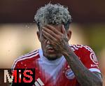 12.08.2025, Fussball Bundesliga 2025/2026, Freundschaftsspiel, Grasshopper Club Zrich - FC Bayern Mnchen - im Stadion am Letzigrund, Zrich (Schweiz). Luis Diaz (FC Bayern Mnchen) erfrischt sich mit Wasser bei der Hitze 