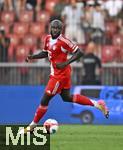 12.08.2025, Fussball Bundesliga 2025/2026, Freundschaftsspiel, Grasshopper Club Zrich - FC Bayern Mnchen - im Stadion am Letzigrund, Zrich (Schweiz). Dayot Upamecano (FC Bayern Mnchen) am Ball.