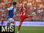 12.08.2025, Fussball Bundesliga 2025/2026, Freundschaftsspiel, Grasshopper Club Zrich - FC Bayern Mnchen - im Stadion am Letzigrund, Zrich (Schweiz). Konrad Laimer (FC Bayern Mnchen) am Ball.