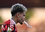 12.08.2025, Fussball Bundesliga 2025/2026, Freundschaftsspiel, Grasshopper Club Zrich - FC Bayern Mnchen - im Stadion am Letzigrund, Zrich (Schweiz). Luis Diaz (FC Bayern Mnchen) spuckt Wasser