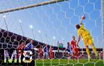 12.08.2025, Fussball Bundesliga 2025/2026, Freundschaftsspiel, Grasshopper Club Zrich - FC Bayern Mnchen - im Stadion am Letzigrund, Zrich (Schweiz). Torszene, mit Torwart Nocolas Glaus (Grasshopper Club Zrich), Leon Goretzka (FC Bayern Mnchen), Harry Kane (FC Bayern Mnchen).