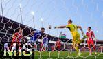 12.08.2025, Fussball Bundesliga 2025/2026, Freundschaftsspiel, Grasshopper Club Zrich - FC Bayern Mnchen - im Stadion am Letzigrund, Zrich (Schweiz). Torszene, mit Torwart Nicolas Glaus (Grasshopper Club Zrich), Leon Goretzka (FC Bayern Mnchen), Harry Kane (FC Bayern Mnchen).