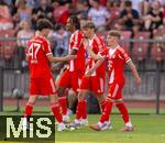 12.08.2025, Fussball Bundesliga 2025/2026, Freundschaftsspiel, Grasshopper Club Zrich - FC Bayern Mnchen - im Stadion am Letzigrund, Zrich (Schweiz). Torjubel, v.li: David Santos Daiber (Bayern Mnchen), Jonah Kusi-Asare (Bayern Mnchen), Magnus Dalpiaz (Bayern Mnchen), Lennart Karl (FC Bayern Mnchen) 