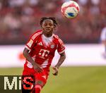 12.08.2025, Fussball Bundesliga 2025/2026, Freundschaftsspiel, Grasshopper Club Zrich - FC Bayern Mnchen - im Stadion am Letzigrund, Zrich (Schweiz). Wisdom Mike (FC Bayern Mnchen) am Ball 