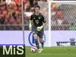 12.08.2025, Fussball Bundesliga 2025/2026, Freundschaftsspiel, Grasshopper Club Zrich - FC Bayern Mnchen - im Stadion am Letzigrund, Zrich (Schweiz). Torwart Jonas Urbig (FC Bayern Mnchen) am Ball 