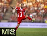 12.08.2025, Fussball Bundesliga 2025/2026, Freundschaftsspiel, Grasshopper Club Zrich - FC Bayern Mnchen - im Stadion am Letzigrund, Zrich (Schweiz).  Konrad Laimer (FC Bayern Mnchen) am Ball 
