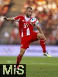 12.08.2025, Fussball Bundesliga 2025/2026, Freundschaftsspiel, Grasshopper Club Zrich - FC Bayern Mnchen - im Stadion am Letzigrund, Zrich (Schweiz).  Konrad Laimer (FC Bayern Mnchen) am Ball 