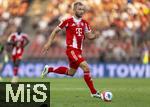 12.08.2025, Fussball Bundesliga 2025/2026, Freundschaftsspiel, Grasshopper Club Zrich - FC Bayern Mnchen - im Stadion am Letzigrund, Zrich (Schweiz). Konrad Laimer (FC Bayern Mnchen) am Ball 