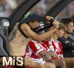 12.08.2025, Fussball Bundesliga 2025/2026, Freundschaftsspiel, Grasshopper Club Zrich - FC Bayern Mnchen - im Stadion am Letzigrund, Zrich (Schweiz). Min-jae Kim (Bayern Mnchen, Minjae Kim) zieht sich auf der Bank um, man sieht seine Tattoos auf seinem nackten Oberkrper.