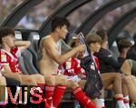 12.08.2025, Fussball Bundesliga 2025/2026, Freundschaftsspiel, Grasshopper Club Zrich - FC Bayern Mnchen - im Stadion am Letzigrund, Zrich (Schweiz). Min-jae Kim (Bayern Mnchen, Minjae Kim) zieht sich auf der Bank um, man sieht seine Tattoos auf seinem nackten Oberkrper.