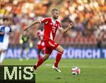 12.08.2025, Fussball Bundesliga 2025/2026, Freundschaftsspiel, Grasshopper Club Zrich - FC Bayern Mnchen - im Stadion am Letzigrund, Zrich (Schweiz). Konrad Laimer (FC Bayern Mnchen) am Ball 