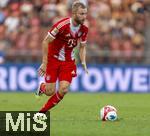 12.08.2025, Fussball Bundesliga 2025/2026, Freundschaftsspiel, Grasshopper Club Zrich - FC Bayern Mnchen - im Stadion am Letzigrund, Zrich (Schweiz). Konrad Laimer (FC Bayern Mnchen) am Ball 