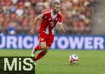12.08.2025, Fussball Bundesliga 2025/2026, Freundschaftsspiel, Grasshopper Club Zrich - FC Bayern Mnchen - im Stadion am Letzigrund, Zrich (Schweiz). Konrad Laimer (FC Bayern Mnchen) am Ball 