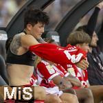 12.08.2025, Fussball Bundesliga 2025/2026, Freundschaftsspiel, Grasshopper Club Zrich - FC Bayern Mnchen - im Stadion am Letzigrund, Zrich (Schweiz). Min-jae Kim (Bayern Mnchen, Minjae Kim) zieht sich auf der Bank um, man sieht seine Tattoos auf seinem nackten Oberkrper.