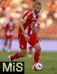 12.08.2025, Fussball Bundesliga 2025/2026, Freundschaftsspiel, Grasshopper Club Zrich - FC Bayern Mnchen - im Stadion am Letzigrund, Zrich (Schweiz). Konrad Laimer (FC Bayern Mnchen) am Ball 