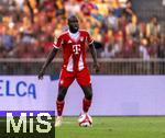 12.08.2025, Fussball Bundesliga 2025/2026, Freundschaftsspiel, Grasshopper Club Zrich - FC Bayern Mnchen - im Stadion am Letzigrund, Zrich (Schweiz). Dayot Upamecano (FC Bayern Mnchen) am Ball 