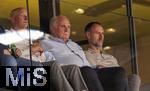 12.08.2025, Fussball Bundesliga 2025/2026, Freundschaftsspiel, Grasshopper Club Zrich - FC Bayern Mnchen - im Stadion am Letzigrund, Zrich (Schweiz). Ehren-Prsident Uli Hoene (mitte, FC Bayern Mnchen, Hoeness) auf der Tribne als Zuschauer.