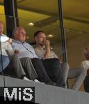 12.08.2025, Fussball Bundesliga 2025/2026, Freundschaftsspiel, Grasshopper Club Zrich - FC Bayern Mnchen - im Stadion am Letzigrund, Zrich (Schweiz). Ehren-Prsident Uli Hoene (li, FC Bayern Mnchen, Hoeness) auf der Tribne als Zuschauer.