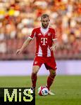 12.08.2025, Fussball Bundesliga 2025/2026, Freundschaftsspiel, Grasshopper Club Zrich - FC Bayern Mnchen - im Stadion am Letzigrund, Zrich (Schweiz). Konrad Laimer (FC Bayern Mnchen) am Ball 