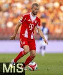 12.08.2025, Fussball Bundesliga 2025/2026, Freundschaftsspiel, Grasshopper Club Zrich - FC Bayern Mnchen - im Stadion am Letzigrund, Zrich (Schweiz). Konrad Laimer (FC Bayern Mnchen) am Ball 