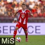 12.08.2025, Fussball Bundesliga 2025/2026, Freundschaftsspiel, Grasshopper Club Zrich - FC Bayern Mnchen - im Stadion am Letzigrund, Zrich (Schweiz). Joshua Kimmich (FC Bayern Mnchen) am Ball 