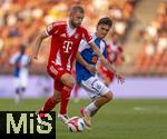 12.08.2025, Fussball Bundesliga 2025/2026, Freundschaftsspiel, Grasshopper Club Zrich - FC Bayern Mnchen - im Stadion am Letzigrund, Zrich (Schweiz). Konrad Laimer (FC Bayern Mnchen) am Ball 