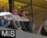 12.08.2025, Fussball Bundesliga 2025/2026, Freundschaftsspiel, Grasshopper Club Zrich - FC Bayern Mnchen - im Stadion am Letzigrund, Zrich (Schweiz). Ehren-Prsident Uli Hoene (mitte, FC Bayern Mnchen, Hoeness) auf der Tribne als Zuschauer.