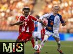 12.08.2025, Fussball Bundesliga 2025/2026, Freundschaftsspiel, Grasshopper Club Zrich - FC Bayern Mnchen - im Stadion am Letzigrund, Zrich (Schweiz). v.li: Jonah Kusi-Asare (Bayern Mnchen) gegen Saulo Decarli (Grasshopper Club Zrich) 