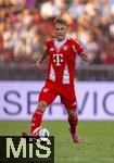 12.08.2025, Fussball Bundesliga 2025/2026, Freundschaftsspiel, Grasshopper Club Zrich - FC Bayern Mnchen - im Stadion am Letzigrund, Zrich (Schweiz). Joshua Kimmich (FC Bayern Mnchen)  am Ball 
