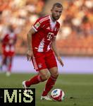 12.08.2025, Fussball Bundesliga 2025/2026, Freundschaftsspiel, Grasshopper Club Zrich - FC Bayern Mnchen - im Stadion am Letzigrund, Zrich (Schweiz). Konrad Laimer (FC Bayern Mnchen) am Ball 