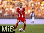 12.08.2025, Fussball Bundesliga 2025/2026, Freundschaftsspiel, Grasshopper Club Zrich - FC Bayern Mnchen - im Stadion am Letzigrund, Zrich (Schweiz). Konrad Laimer (FC Bayern Mnchen) am Ball 