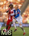 12.08.2025, Fussball Bundesliga 2025/2026, Freundschaftsspiel, Grasshopper Club Zrich - FC Bayern Mnchen - im Stadion am Letzigrund, Zrich (Schweiz). v.li: Jonah Kusi-Asare (Bayern Mnchen) gegen Saulo Decarli (Grasshopper Club Zrich) 