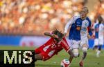 12.08.2025, Fussball Bundesliga 2025/2026, Freundschaftsspiel, Grasshopper Club Zrich - FC Bayern Mnchen - im Stadion am Letzigrund, Zrich (Schweiz). v.li: Jonah Kusi-Asare (Bayern Mnchen) gegen Saulo Decarli (Grasshopper Club Zrich) 