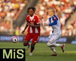 12.08.2025, Fussball Bundesliga 2025/2026, Freundschaftsspiel, Grasshopper Club Zrich - FC Bayern Mnchen - im Stadion am Letzigrund, Zrich (Schweiz). v.li: Jonah Kusi-Asare (Bayern Mnchen) gegen Saulo Decarli (Grasshopper Club Zrich) 