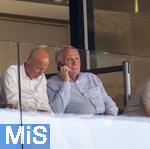 12.08.2025, Fussball Bundesliga 2025/2026, Freundschaftsspiel, Grasshopper Club Zrich - FC Bayern Mnchen - im Stadion am Letzigrund, Zrich (Schweiz). Ehren-Prsident Uli Hoene (mitte, FC Bayern Mnchen, Hoeness) auf der Tribne als Zuschauer beim Telefonieren.