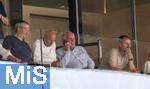 12.08.2025, Fussball Bundesliga 2025/2026, Freundschaftsspiel, Grasshopper Club Zrich - FC Bayern Mnchen - im Stadion am Letzigrund, Zrich (Schweiz). Ehren-Prsident Uli Hoene (mitte, FC Bayern Mnchen, Hoeness) auf der Tribne als Zuschauer beim Telefonieren.
