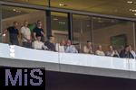12.08.2025, Fussball Bundesliga 2025/2026, Freundschaftsspiel, Grasshopper Club Zrich - FC Bayern Mnchen - im Stadion am Letzigrund, Zrich (Schweiz). Ehren-Prsident Uli Hoene (mitte, FC Bayern Mnchen, Hoeness) auf der Tribne als Zuschauer beim Telefonieren.