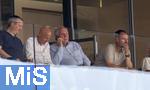 12.08.2025, Fussball Bundesliga 2025/2026, Freundschaftsspiel, Grasshopper Club Zrich - FC Bayern Mnchen - im Stadion am Letzigrund, Zrich (Schweiz). Ehren-Prsident Uli Hoene (mitte, FC Bayern Mnchen, Hoeness) auf der Tribne als Zuschauer beim Telefonieren.