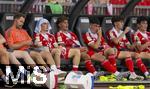12.08.2025, Fussball Bundesliga 2025/2026, Freundschaftsspiel, Grasshopper Club Zrich - FC Bayern Mnchen - im Stadion am Letzigrund, Zrich (Schweiz).  Ersatzbank, v.li: Lennart Karl (FC Bayern Mnchen), Tom Bischof (Bayern Mnchen), David Santos Daiber (Bayern Mnchen), Felipe Chavez (Bayern Mnchen), Min-jae Kim (Bayern Mnchen, Minjae Kim)   